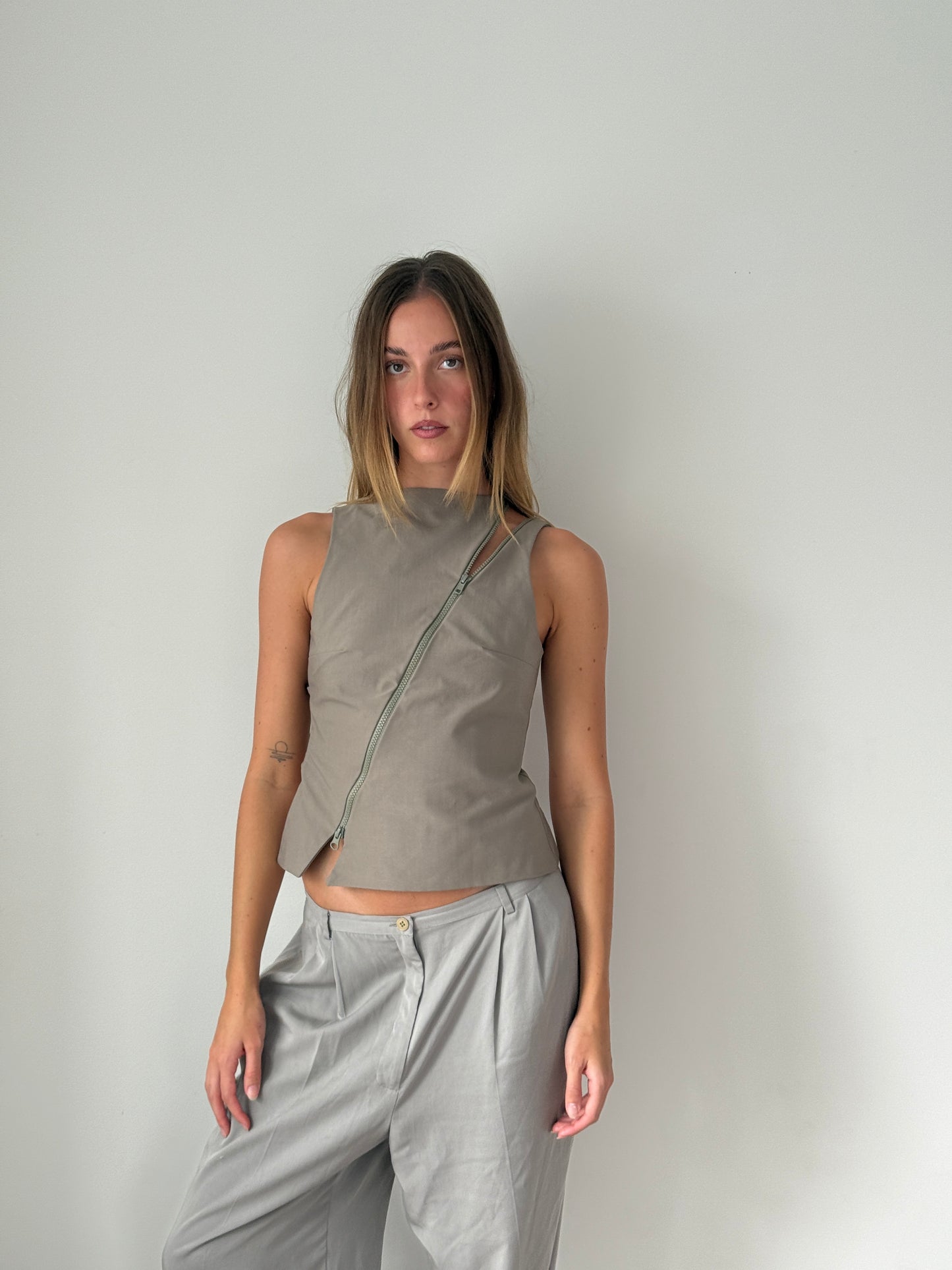 Incline Top Taupe