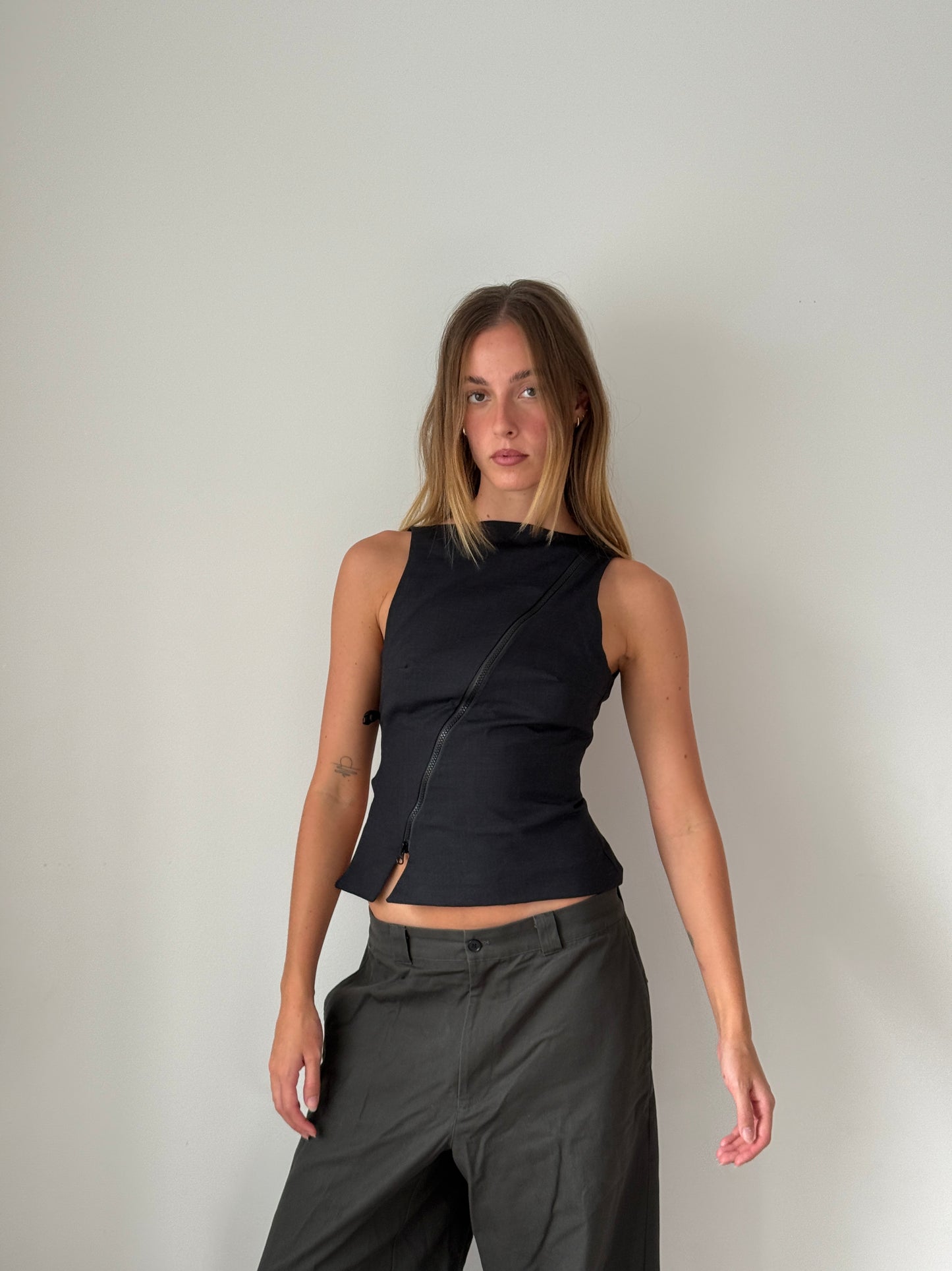 Incline Top Charcoal